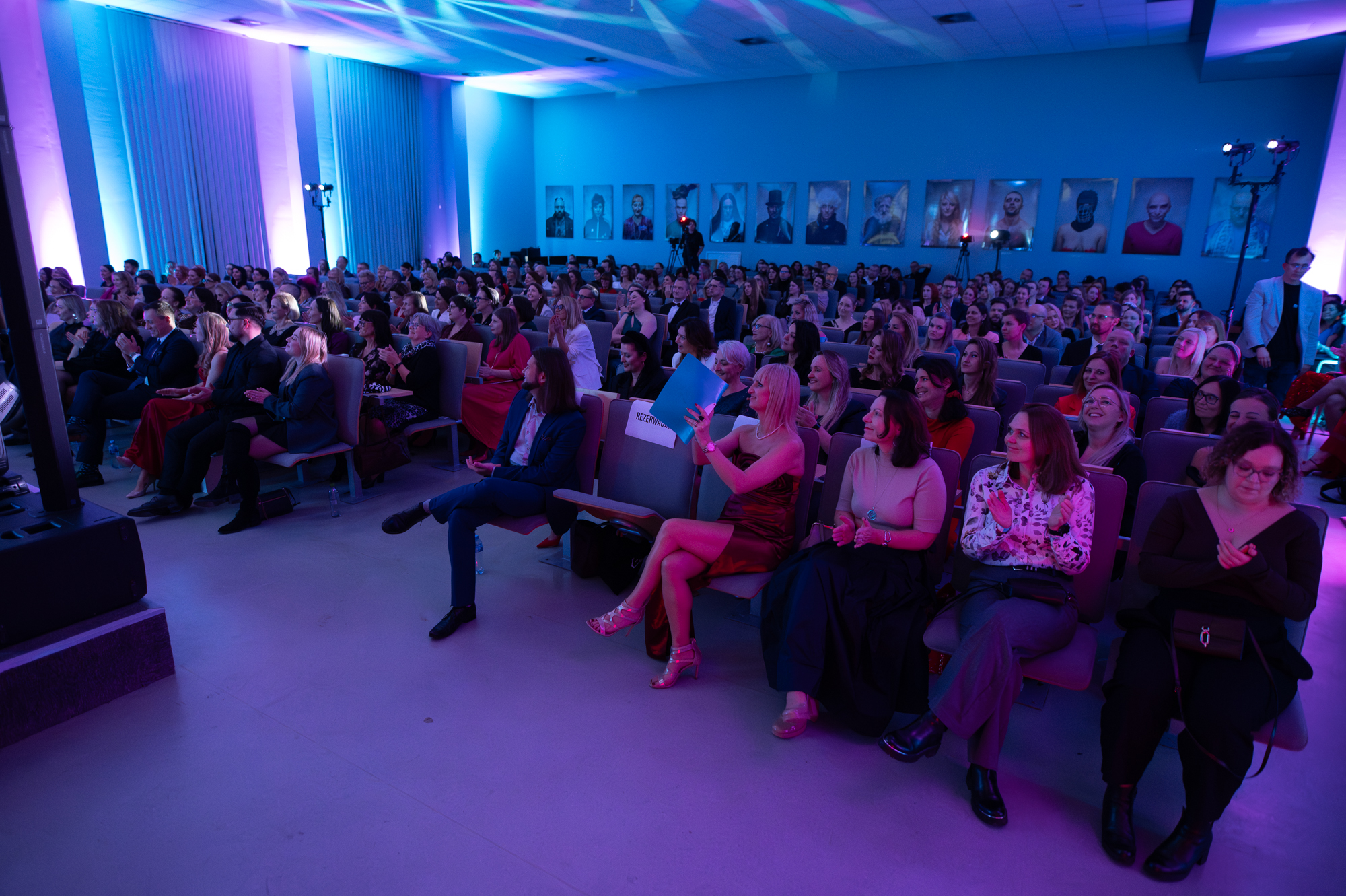Uroczysta gala wieczorna Kursory Roku - wręczenie statuetek na scenie